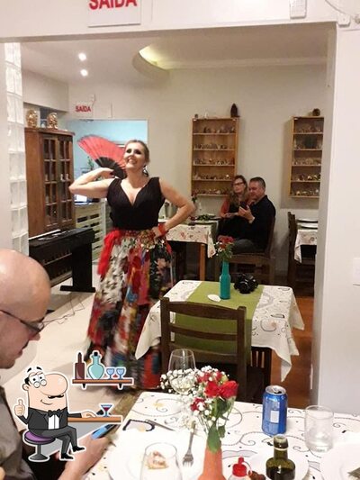 Sente em uma das mesas no Recanto Ibérico Restaurante e Petiscaria