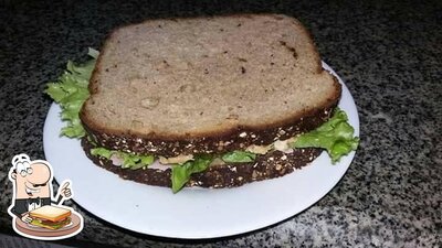 Escolha um sanduíche no Fast Yannis Lanches Rápidos