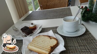 O Lalo Restaurante serve sanduíches e outras comidas de almoço
