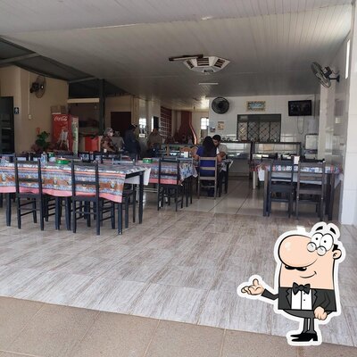 Sente em uma das mesas no Restaurante Dona Rosa em Tapinas