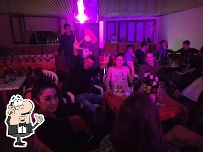 Dai un'occhiata agli interni di Bar Mario