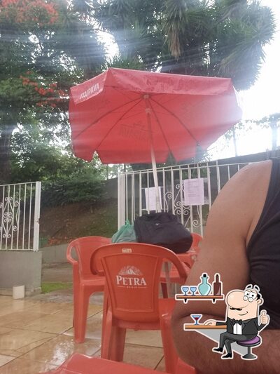 Sente em uma das mesas no Refúgio Gaúcho