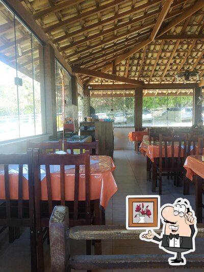 Sente em uma das mesas no Cachoeira dos Pretos - Restaurante Sabor Caipira