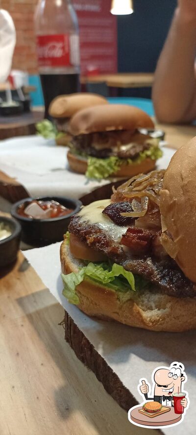 Experimente um dos hambúrgueres disponíveis no Tárta Burguer