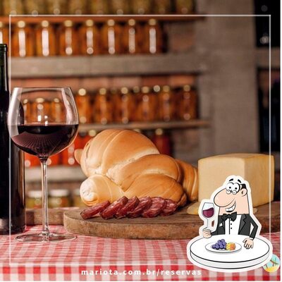 É agradável desfrutar uma taça de vinho no Mariota Restaurante Ascurra SC