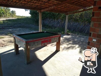 Sente em uma das mesas no Boteco Dos Paredoes
