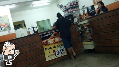 Sente em uma das mesas no Hot Pizza