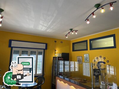 Curiosa tra gli esterni di Europizza di Modolo Anita
