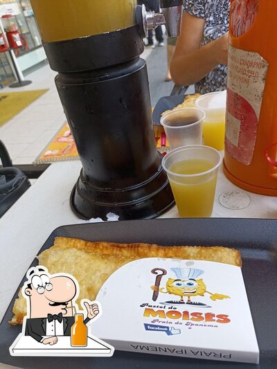 Peça diferentes bebidas oferecidos no Pastel do Moisés