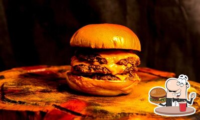 Experimente um dos hambúrgueres servidos no Shumaker Burger Xaxim