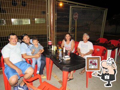 Sente em uma das mesas no Jr Lanches Pizzas