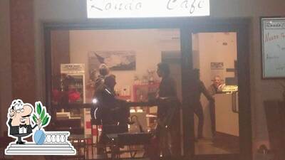 Puoi goderti l'aria fresca da seduto all'esterno di Rondò Cafè