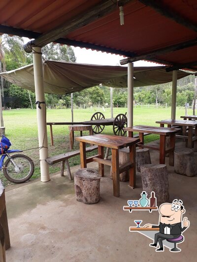 Sente em uma das mesas no Sitio Bar do Lucio