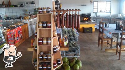 Sente em uma das mesas no Restaurante