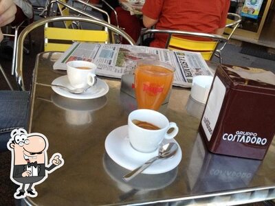 Installez-vous à l'une des tables de Bar Lingotto