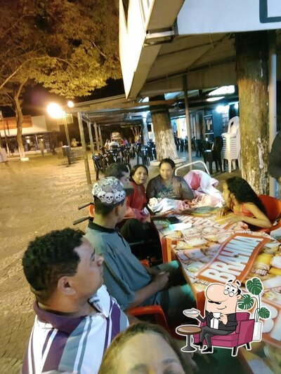 Sente em uma das mesas no Beer House