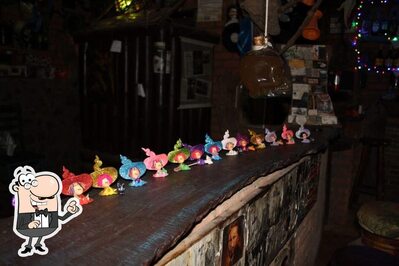 Sente em uma das mesas no Bar do Firma