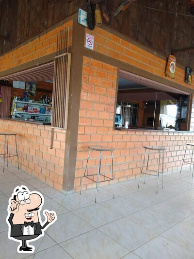 Sente em uma das mesas no O Boteco