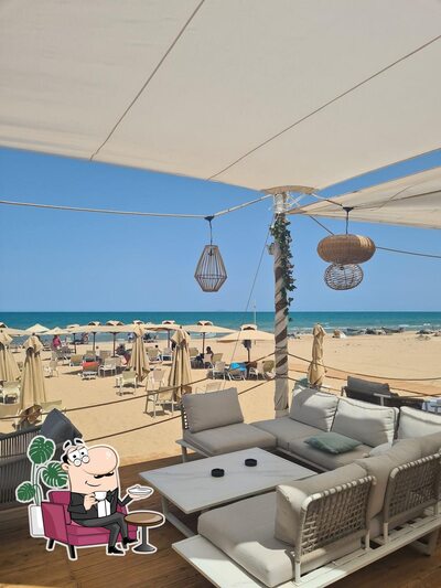 Installez-vous à l'une des tables de Sunremo Regency