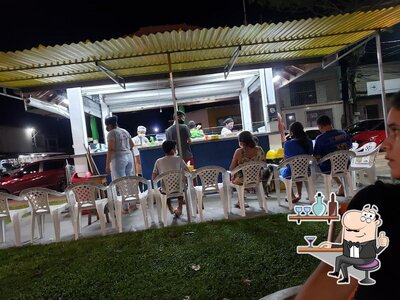 Sente em uma das mesas no Tacacá da Lucilene