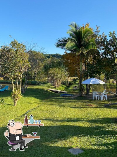 Sente em uma das mesas no Estância Nicolau