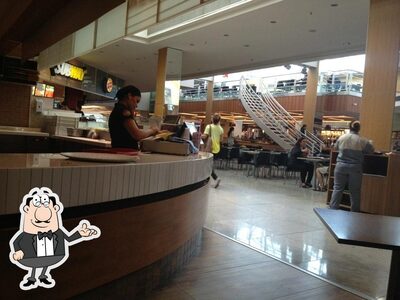 Sente em uma das mesas no Mister Pizza