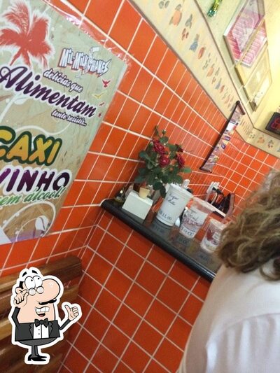 Sente em uma das mesas no Mil-MilkShakes