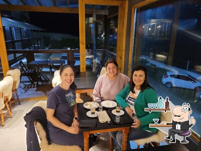 Sente em uma das mesas no Bella Café Praia do Cassino