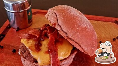 Peça um dos hambúrgueres servidos no Doggula's Hot Dog