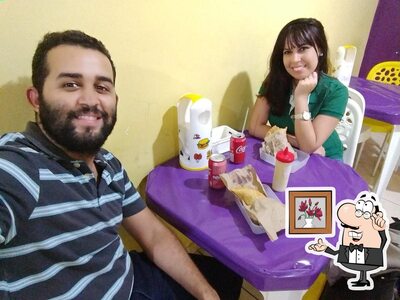Sente em uma das mesas no Wi-Fi Acai
