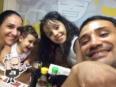 Sente em uma das mesas no Sushi Loko