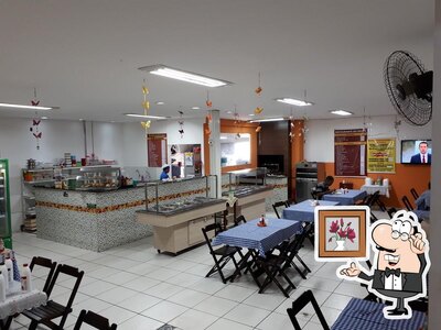 Sente em uma das mesas no Restaurante do Edilsen