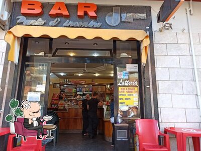 Siediti a un tavolo di BAR PUNTO D'INCONTRO