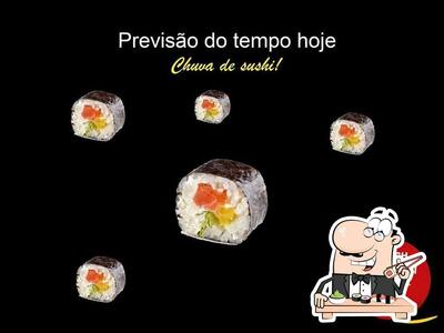 Rolos de sushi são servidos no Beach Sushi