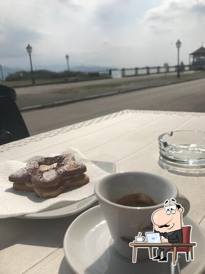Dai un'occhiata agli interni di Caffè sul Lago
