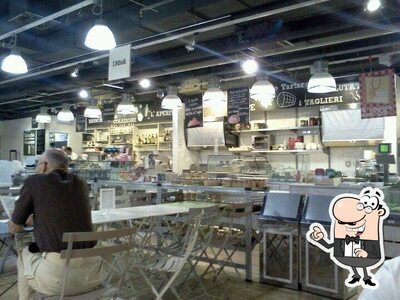 Siediti a un tavolo di QB mercato e cucina