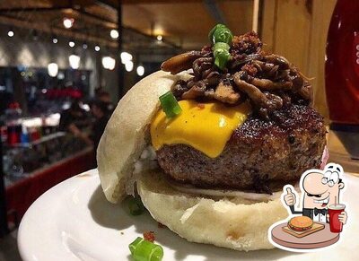 Experimente um dos hambúrgueres servidos no Redentor Sushi