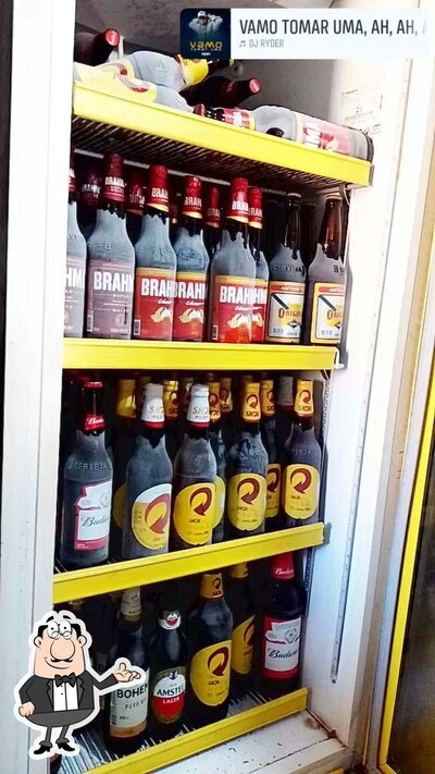 Sente em uma das mesas no Bar lanchonete B V