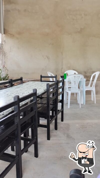 Sente em uma das mesas no Restaurante Rancho Vô Marco