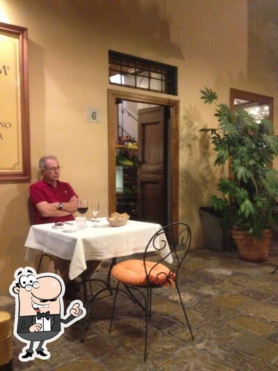 Installez-vous à l'une des tables de Convivium
