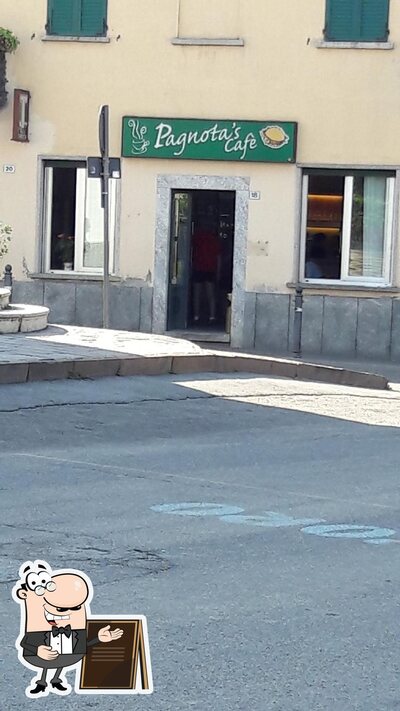 Goditi la vista dagli esterni di Pagnota's cafè
