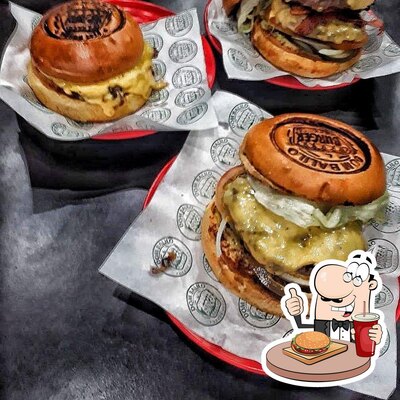 Peça um dos hambúrgueres disponíveis no Dom Balilo Hamburgueria