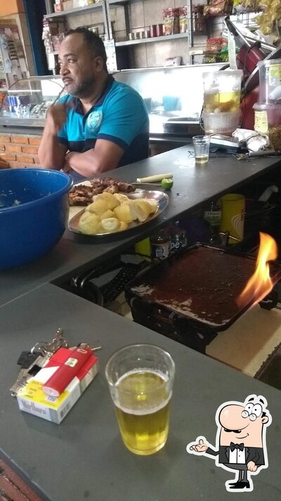 Sente em uma das mesas no Bar do Daniel
