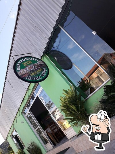 Sente em uma das mesas no Restaurante Roda Viva