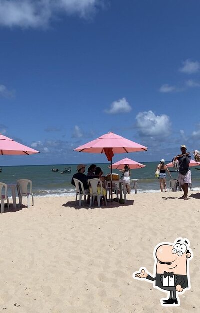 Sente em uma das mesas no Cantina Rústica Praia