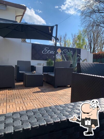 Siediti a un tavolo di Etna Cafè