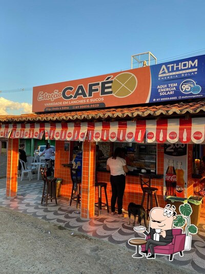 Sente em uma das mesas no Estação Café