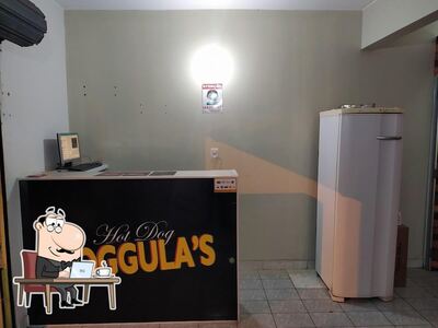 Sente em uma das mesas no Doggula's Hot Dog