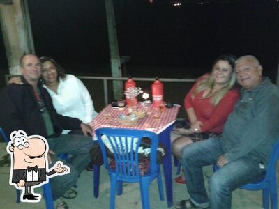 Sente em uma das mesas no Esquina 51