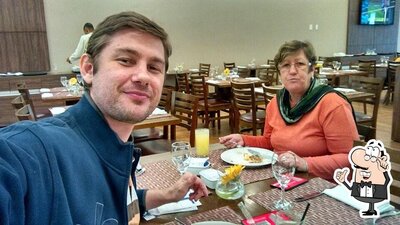 Sente em uma das mesas no Restaurante Gaudium